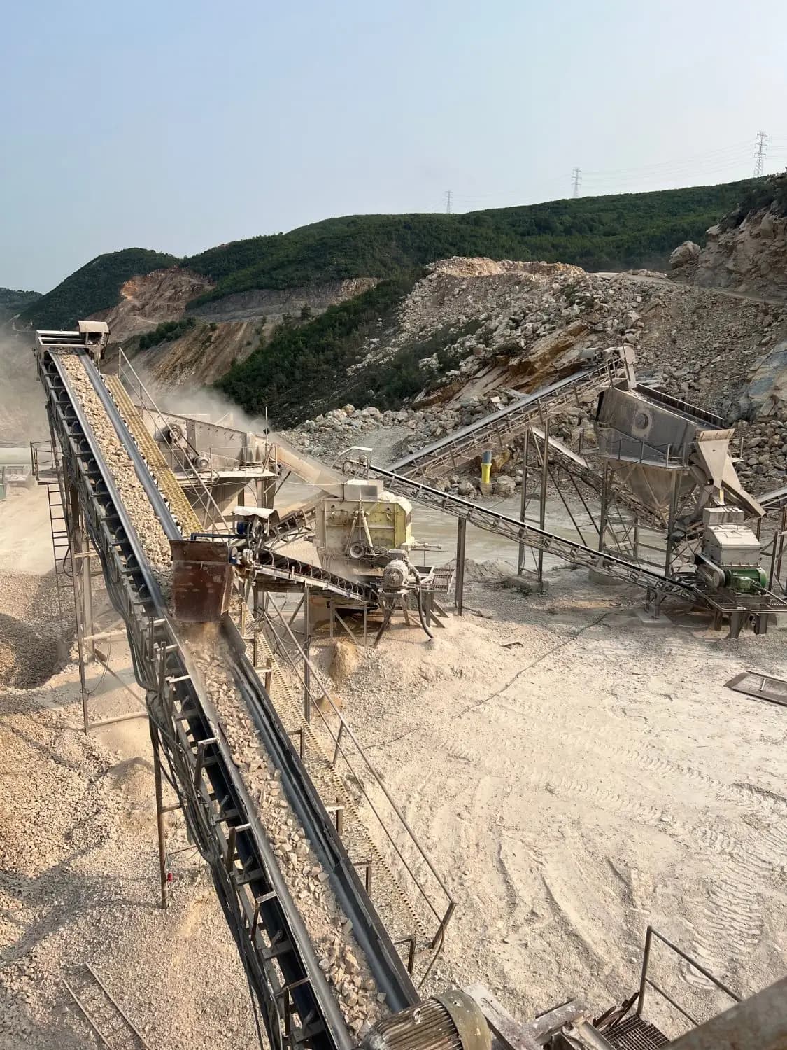 Fabrika e përpunimit të gurit e Guri Gurore, në luginën pranë Elbasanit